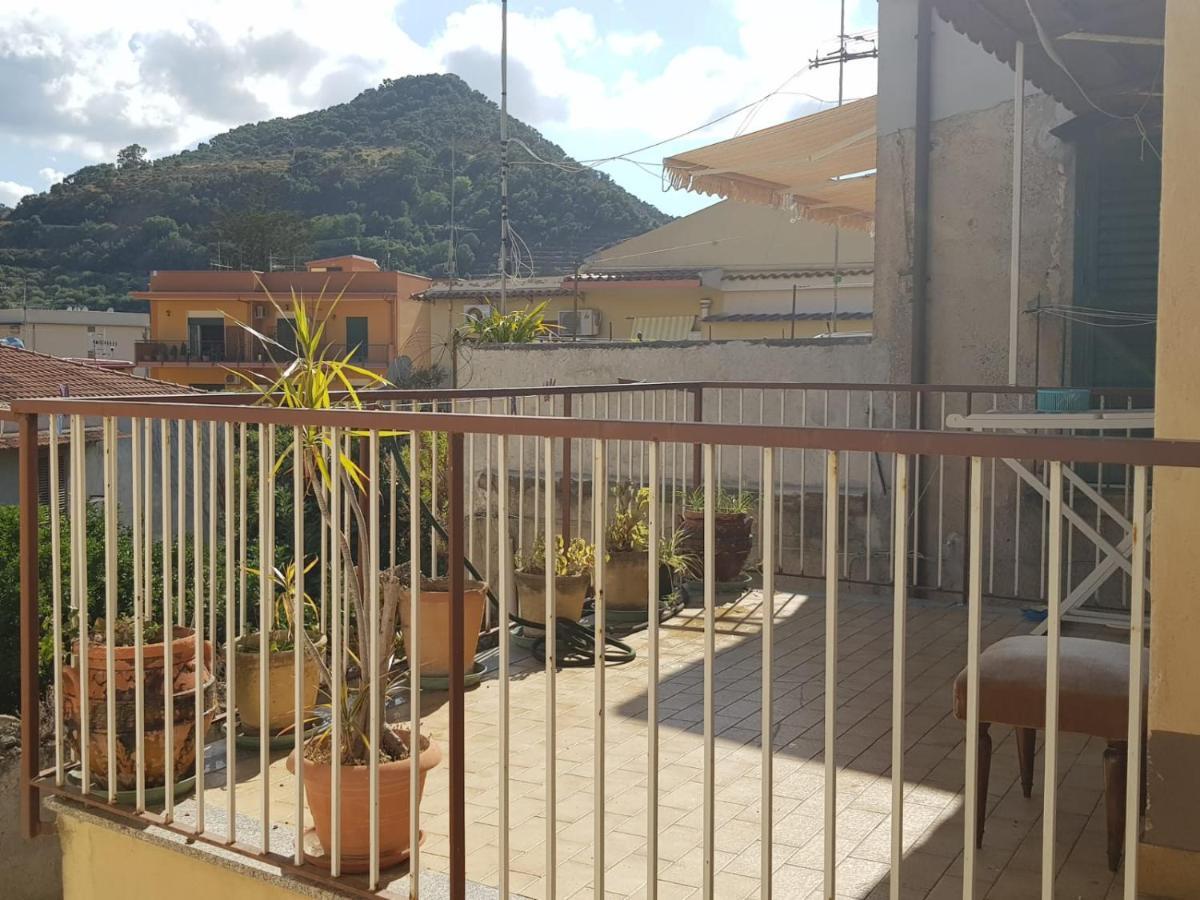 Casa Tranquilla E Luminosa Con Terrazzo A Due Passi Dal Mare Lägenhet Brolo Exteriör bild